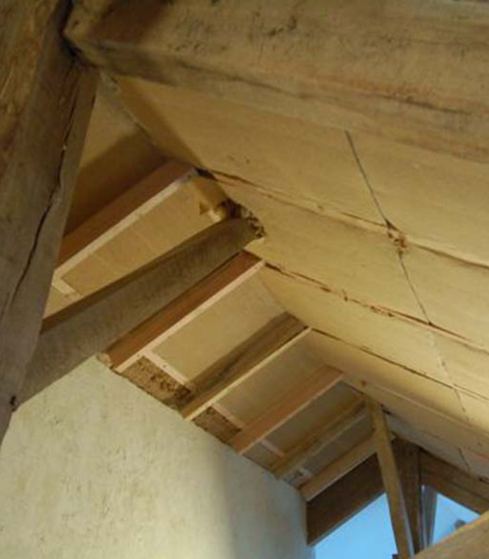 Isolation intérieure sous toiture avec panneaux isolants pour améliorer le confort thermique