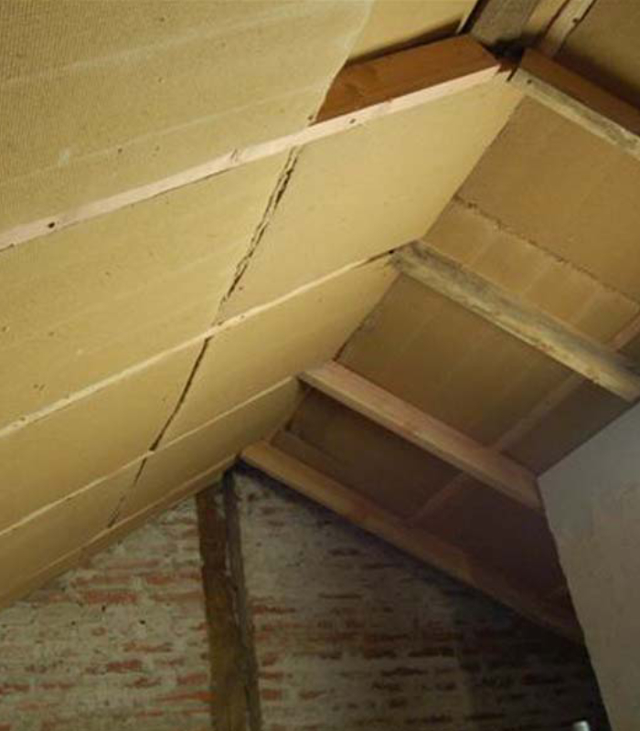 Isolation des combles par panneaux isolants avec préparation des supports avant finitions