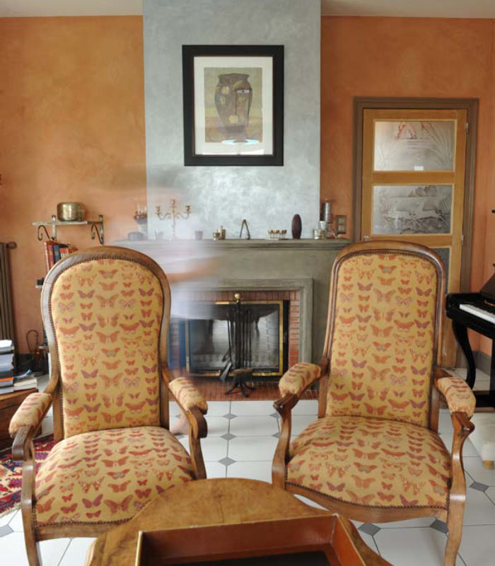 Décoration peinture intérieure dans un salon avec effets décoratifs et finitions soignées