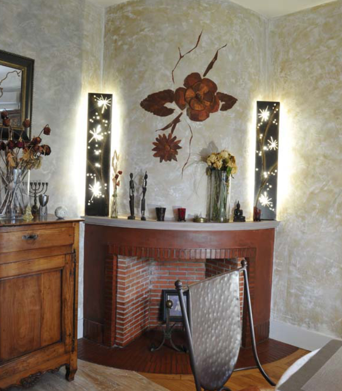 Peintre en bâtiment réalisant des travaux de peinture intérieure avec finitions murales soignées