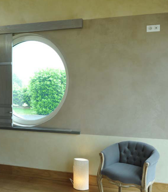 Peintre en bâtiment intervenant sur un séjour avec peinture murale décorative et finitions de qualité